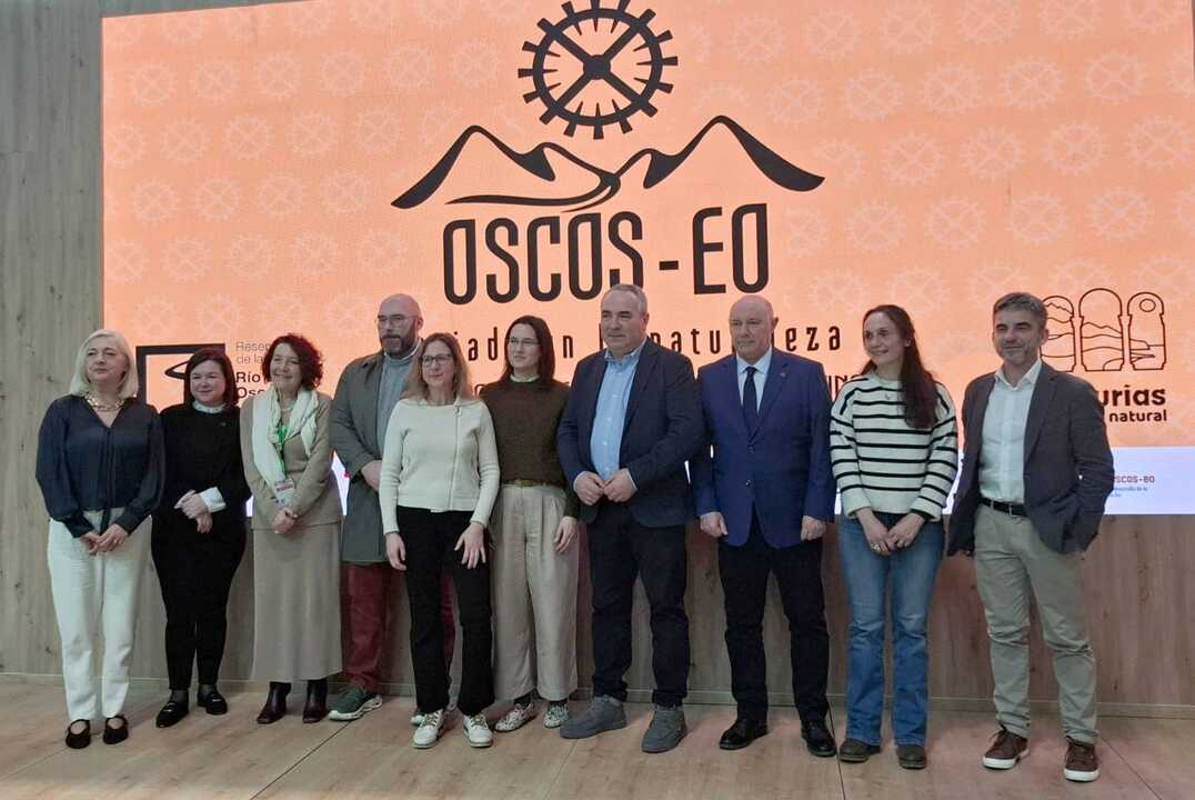 Foto con representantes de Oscos-Eo