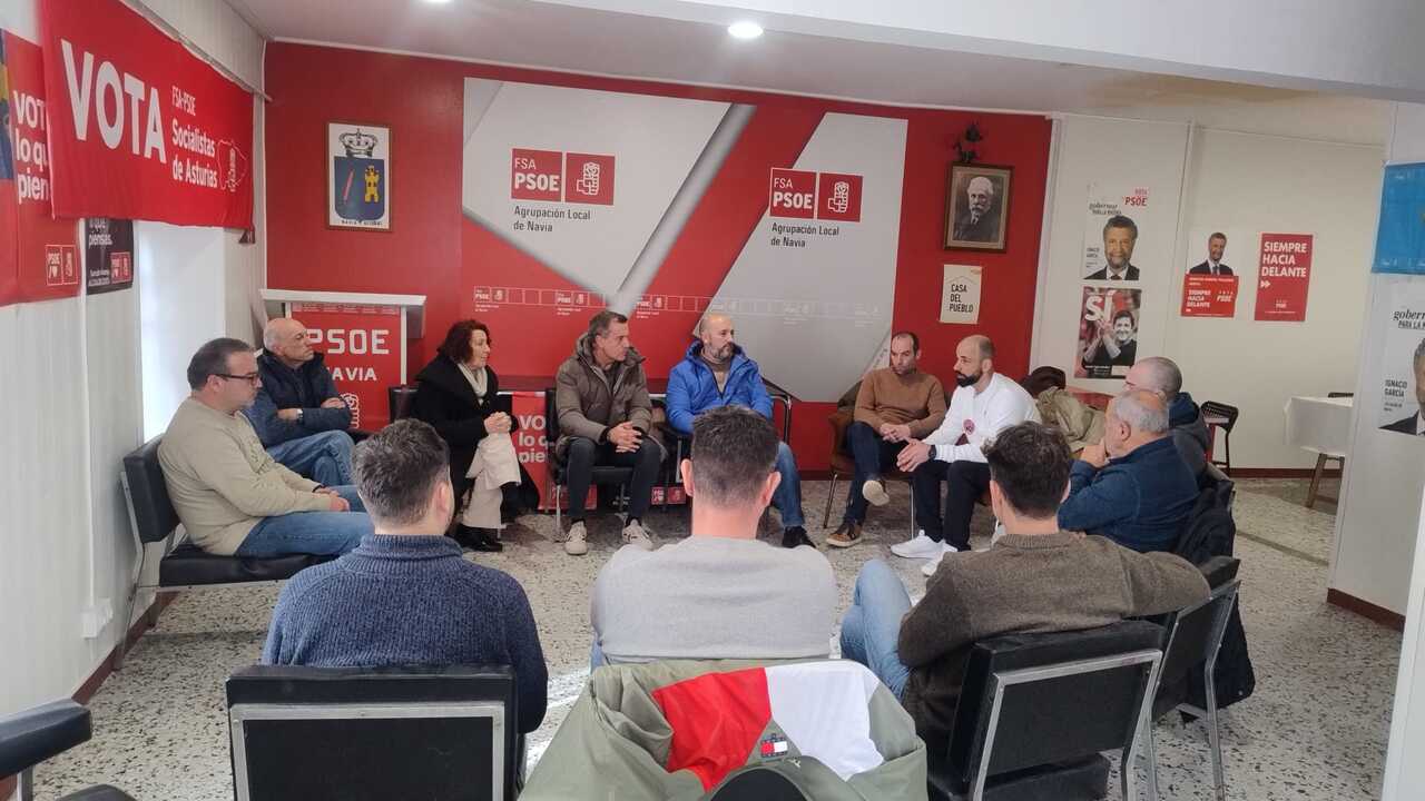 La alcaldesa de El Franco durante la reunión con el Comité de Ence Navia, este jueves.