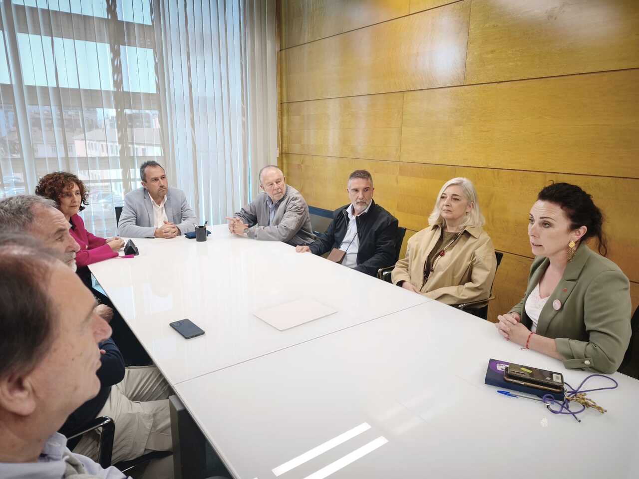 2026_04_09 Consejero Ordenación reunión familiares fosa A Caridá