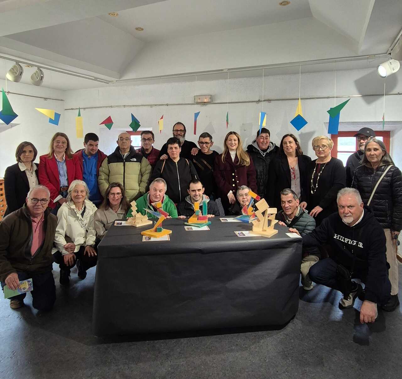 Grupo completo y asistentes inuguración
