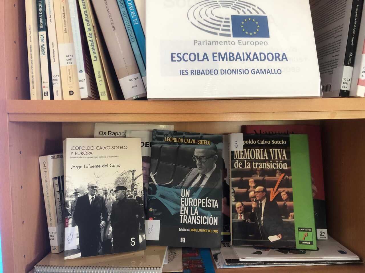 Libros dedicados a la Transición española y a la figura de Leopoldo Calvo-Sotelo expuestos en la sección Espacio Europa de la biblioteca del instituto ribadense.