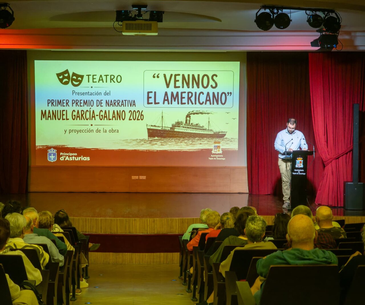 Pedro Fernández lee las bases del concurso